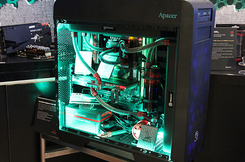 存儲方面，宇瞻雙接口的AS720 SSD，可以提供極致高效處理速度，滿足玩家需求以及多元應(yīng)用。例如：可搭配高階錄像機(jī)直接外接使用，進(jìn)行4K ProRes格式并實(shí)時(shí)進(jìn)行剪輯或調(diào)光。