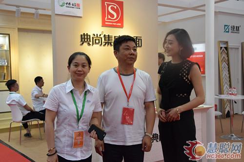 嘉興展 未來將是“頂墻地一體化”的時代(圖2) 東方衛視主持人張宏霞女士到訪