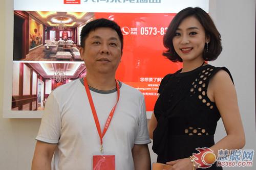 嘉興展 未來將是“頂墻地一體化”的時代(圖3) 東方衛視主持人張宏霞女士與典尚總經理沈林祥合影
