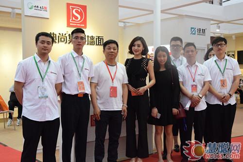 嘉興展 未來將是“頂墻地一體化”的時代(圖4) 東方衛視主持人張宏霞女士與典尚全體工作人員合影