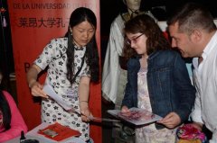 西班牙孔院參加語(yǔ)言空間展會(huì) 觀眾體驗(yàn)做荷包