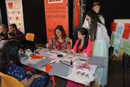 孔子學院老師帶領市民體驗漢字書法