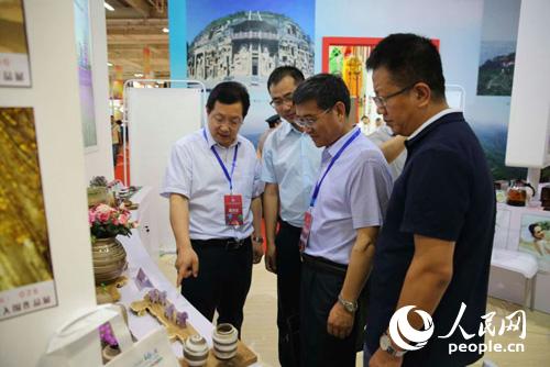 金昌旅游商品驚艷亮相絲綢之路旅游產(chǎn)品展(圖2) 金昌市領(lǐng)導(dǎo)參觀展館