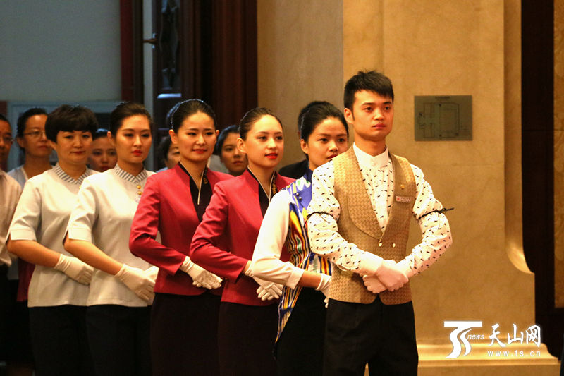 備戰(zhàn)第五屆中國—亞歐博覽會(huì)(圖2) 自治區(qū)機(jī)關(guān)事務(wù)管理系統(tǒng)“展機(jī)關(guān)事務(wù)風(fēng)采·迎中國—亞歐博覽會(huì)”文化知識(shí)技能競賽服務(wù)禮儀比賽現(xiàn)場。