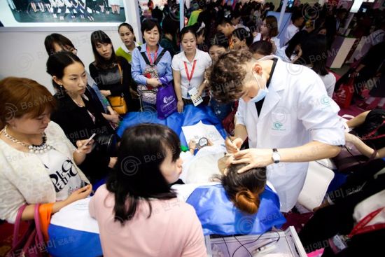 韓國(guó)妃和美半永久集團(tuán)參加第45屆廣州國(guó)際美博會(huì)(圖2)