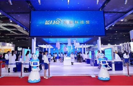 美博會創(chuàng)辦人、中華全國工商聯(lián)合會美容化妝品業(yè)商會會長馬婭女士參觀藍(lán)月亮洗滌科技館后接受媒體采訪，盛贊藍(lán)月亮卓越的創(chuàng)新精神和高度的社會責(zé)任感。