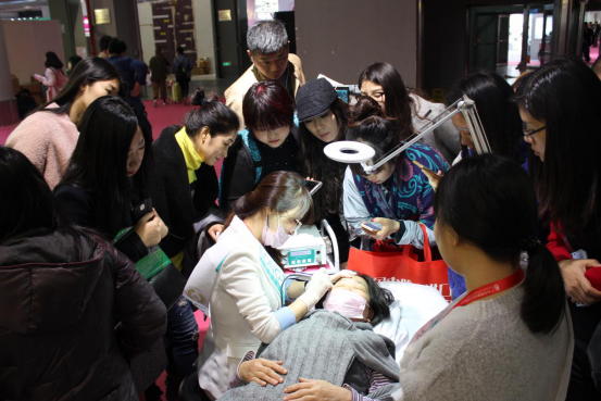 北京美博會(huì)《瑯泰姆蘭》化妝培訓(xùn)技術(shù)機(jī)器現(xiàn)世(圖6)