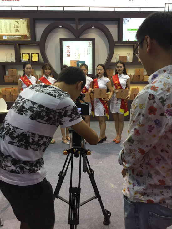 廣州艾愛貼美博會頻獲獎,迎來電視臺采訪(圖4) 廣州艾愛貼美博會頻獲獎,迎來電視臺采訪(圖4)