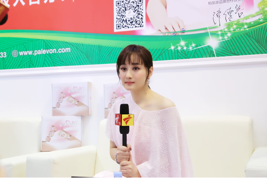 瓊女郎陳德容驚現(xiàn)廣州美博會現(xiàn)場玩自拍(圖3) 瓊女郎陳德容驚現(xiàn)廣州美博會現(xiàn)場玩自拍(圖3)