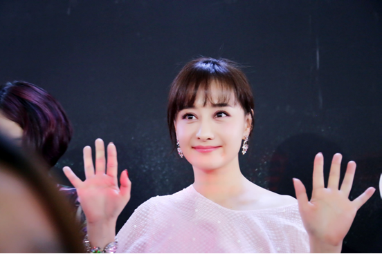 瓊女郎陳德容驚現(xiàn)廣州美博會現(xiàn)場玩自拍(圖1) 瓊女郎陳德容驚現(xiàn)廣州美博會現(xiàn)場玩自拍(圖1)