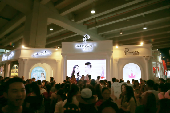 瓊女郎陳德容驚現(xiàn)廣州美博會現(xiàn)場玩自拍(圖2) 瓊女郎陳德容驚現(xiàn)廣州美博會現(xiàn)場玩自拍(圖2)