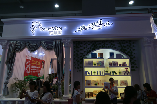 瓊女郎陳德容驚現(xiàn)廣州美博會現(xiàn)場玩自拍(圖5) 瓊女郎陳德容驚現(xiàn)廣州美博會現(xiàn)場玩自拍(圖5)